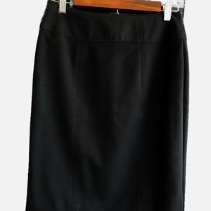 Worthington black skirt. Size 4 pencil skitter, knee high high, office wear,